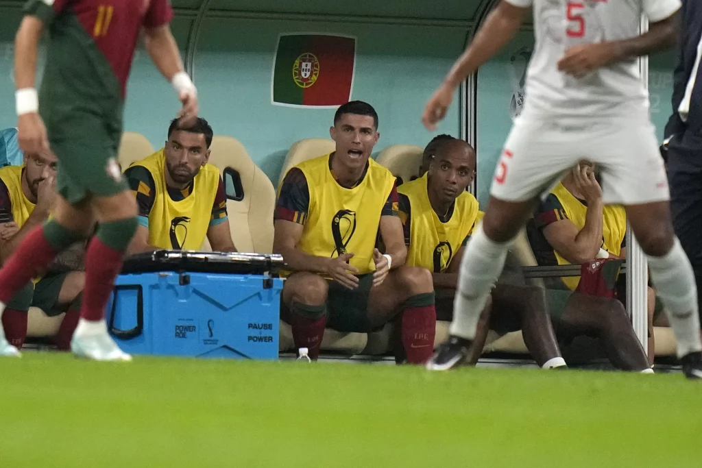 Ronaldo siedzi na ławce rezerwowych w meczu Mistrzostw Świata przeciwko Szwajcarii