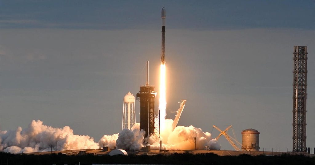 SpaceX uruchomił 54 kolejne Starlinks ze wzmacniaczem, co czyni go rekordowym 15. lotem